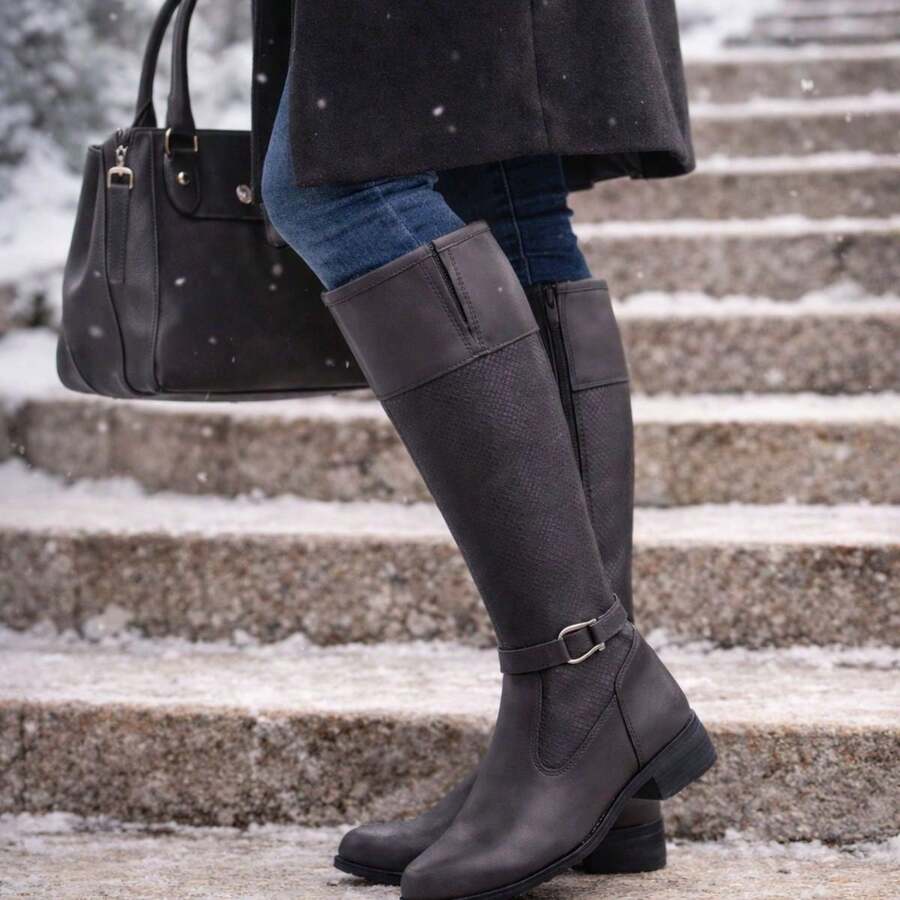 Bota Cano Alto Montaria Feminina Com Textura Modelo Clássico Elegante Casual Chic e Elegante Outono Inverno - Marrom - Visão 1