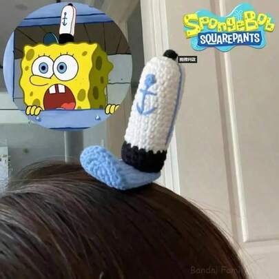 SpongeBob SquarePants 海绵宝宝单件帽子发夹 - 可爱的卡通蟹堡王员工帽檐夹配饰，可爱头饰礼物。它可用作日常发型的发夹、包包挂饰，或帽子和背包上的趣味装饰。其明亮活泼的配色营造出欢快怀旧的氛围，是卡通迷和喜爱可爱风格人士的绝佳选择。