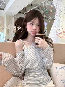Áo dệt kim nữ mùa xuân/hè mới, kiểu dáng ngọt ngào với họa tiết ren phối ghép, tay dài, vai lệch. - Màu xanh nhạt - Xem 7