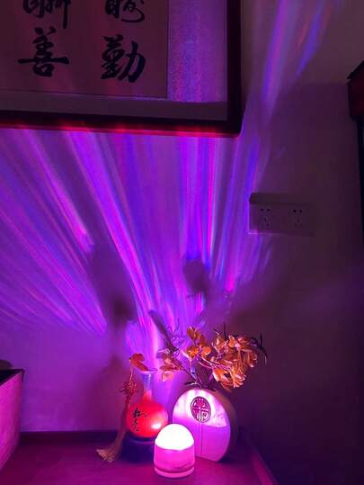 1个16色旋转魔幻投影灯，USB供电，极光星空景观，USB波浪夜灯投影仪，适用于卧室、客厅或办公室装饰，适合14岁以上青少年，床头壁灯