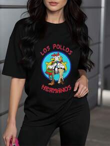 Dos pollos sonrientes con sombreros y botas abrazados dentro de un círculo azul simbolizan  alegría y colaboración divertida perfecta para amantes del humor camiseta de mujer 220g - Negro - Ver 8