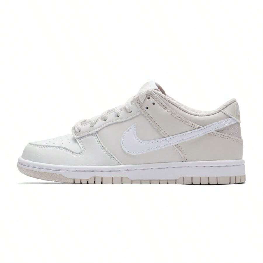 Giày thể thao cổ thấp NIKE DUNK LOW (GS), thoải mái và nhẹ nhàng cho sử dụng hàng ngày. - Xám Phantom/Trắng/Trắng Peak/Nâu gỗ gụ nhạt - Xem 1