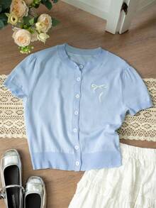 2026夏季新款女式学院风街头风圆领纽扣修身短款针织衫，饰有蝴蝶结刺绣，浅蓝色。适合日常穿着、上学、早午餐和休闲外出。 - 藍色 - 查看 7