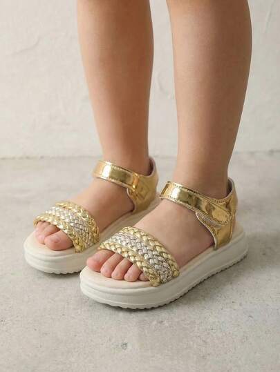 1双儿童夏季平底凉鞋，双色亮面编织鞋面，简约百搭，魔术贴搭扣，圆头露趾，女童沙滩凉鞋，适合度假、沙滩派对、搭配服装