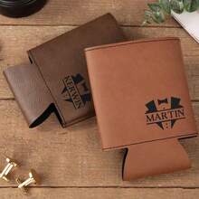 Conjunto de bebidas personalizadas para bodas, diseñado para bodas modernas o fiestas de compromiso. El conjunto incluye un soporte personalizado para latas con logotipo, calentador de bebidas y enfriador de cerveza, cada artículo admite una personalización profunda con los nombres de la pareja o fechas especiales. - Multicolor - Ver 4