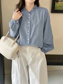 优雅女士梭织长袖衬衫，蓝色条纹，配时尚荷叶边领和前襟纽扣，春季款 - 藍白色 - 查看 1