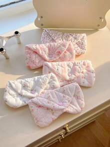 1pc Heart-Shaped Quilted Eyeglasses Case, Women's Glasses Bag, Eyeglasses Box, Eyeglasses Holder, Girls Eyewear Storage Box, Suitable For Travel, Vacation And School, Sunglasses Pouch, Multi-Function Storage Bag, Eyewear Organizer, Jewelry Pouch, Sunglasses Accessories, Designed In Korean INS Style, With Buckle Closure, Perfect For Protecting Sunglasses, Birthday Gift, Friend Gift, Bridesmaid Gift, Back To School Gift, Travel Essential, Dorm Essential - 條紋花 - 查看 11