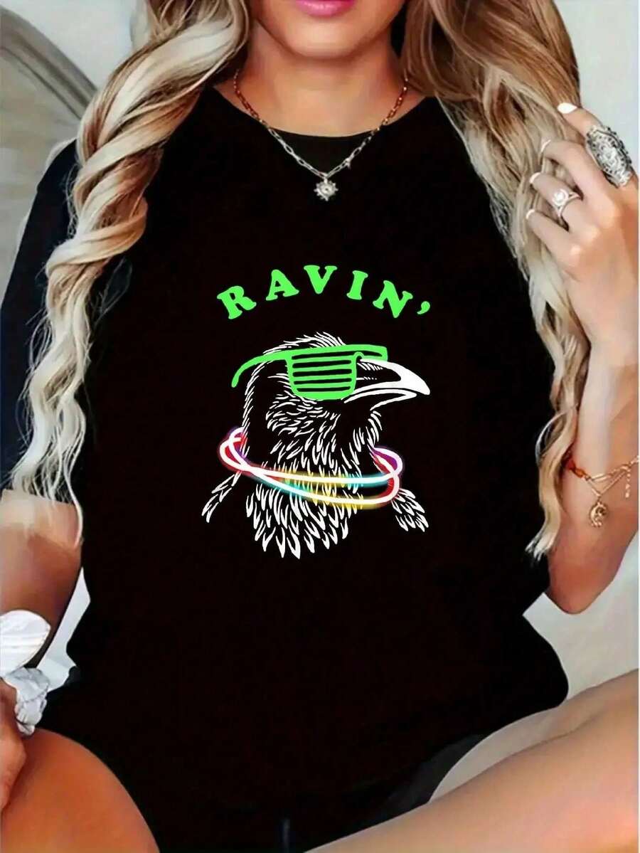 Camiseta Oversize, Camisetas de Mujer Y2K Retro Patrón de Fiesta - Camiseta Negra de 180g con Diseño de Pájaro Neón y "RAVIN", Diseño de Patrón Geométrico Festivo, Adecuada para Uso Casual, Top de Ajuste Cómodo - Negro - Ver 1