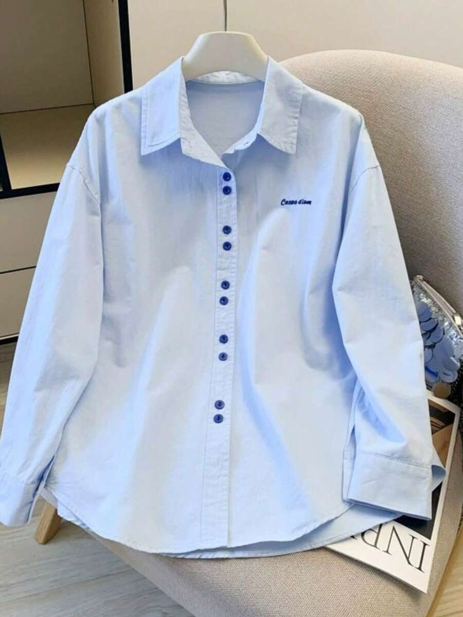 Camisa de oficina con botones delanteros y bordado de letras para mujer - Celeste - Ver 1