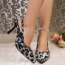 Giày sandal cao gót mũi nhọn màu đen dành cho nữ, mẫu Xuân/Hè 2026, kiểu dáng gót thấp (kitten heel), cao 8.5cm, thiết kế hở mũi, họa tiết da báo, kiểu dáng gợi cảm, thanh lịch. - màu đen - Xem 6