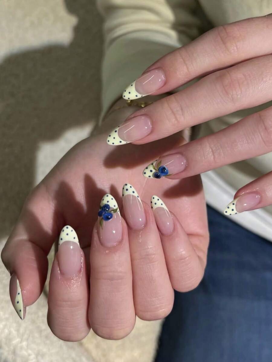 10片Y2K风格短款圆形手工美甲贴纸，包含裸色、蓝色和黄色调，饰有3D蓝莓雕刻和波点法式美甲设计，适合女性和女孩参加派对、日常佩戴、作为礼物。 - Follow Your Heart - 查看 1