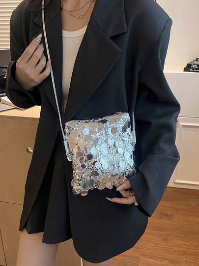 时尚轻奢单件晚宴/斜挎包 - 闪亮银色亮片，小巧精致，光泽耀眼，多功能肩背/斜挎两用，适合日常、晚宴、购物和派对等场合，是时尚女性的理想之选。