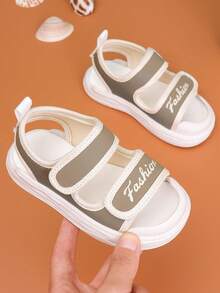 1双男女通用新款简约设计平底可爱包头凉鞋，软底防滑儿童沙滩鞋，婴幼儿休闲凉鞋，适合夏季穿着 - 卡其色 - 查看 2