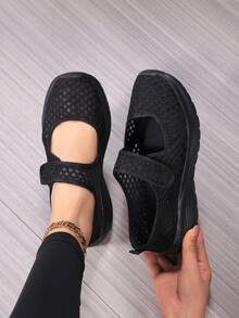 Damen Einfarbige Mesh Slip-On Schuhe, Atmungsaktive Lochschuhe, Slip-On Arbeitsschuhe, Locker Bequeme Mama Schuhe, Flache Casual Mesh Schuhe, Leichte Outdoor Sneaker, Verstellbare Klettverschluss Schlabberschuhe - Schwarz - Übersicht 5
