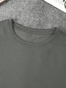 Disney Official Licensed Classic Cartoon IP | Women's Casual Short Sleeve T-Shirt And Shorts Two-Piece Set. Inspired By The Cute Alien Pet Character, It Features A Mischievous And Playful Tongue-Out Style, Cleverly Integrating The Pet's Tongue-Out Expression, Bone And Paw Print Elements, And Fun Details With The Slogan "Lilo & Stitch". Made Of Soft And Breathable Fabric, It Is An Ideal Choice For Vacation Trips And Daily Casual Wear. - Màu xám đen - Xem 4