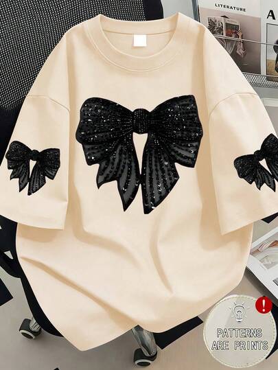 ملابس علوية تي شيرت كاجوال بأكمام قصيرة وطبعة فيونكة. عنصر الموضة الشارعية الصيفية للنساء، قمصان صيفية للنساء، مناسب للاحتفالات برأس السنة، الارتداء اليومي، الخروجات، المهرجانات، الشواطئ، الحفلات، المدرسة، مهرجانات الموسيقى، العطلات، التنقل وغيرها من المناسبات. يمكن إهداء هذا ملابس علوية تي شيرت ذو الرقبة المستديرة والأكمام القصيرة كهدية لأفراد العائلة والصديقات، وهو خيار مثالي أيضًا لعيد الميلاد ورأس السنة والمناسبات الأخرى، وهو عنصر أساسي. قمصان صيفية كاجوال، قمصان ربيعية، قمصان صيفية للنساء