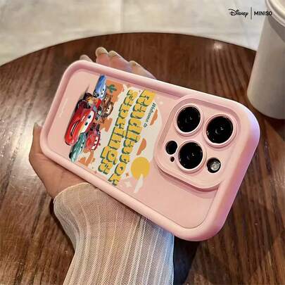 Miniso 1 pieza Funda de teléfono con diseño del grupo de personajes de Bienvenido a Radiador Springs de Disney Pixar Cars, adecuada para iPhone 17/17 Pro/17 Pro Max/17 Air/16/15/14/13/12/11/X Series, Funda iPhone 17 Pro Max, Funda iPhone 17 Pro, Funda iPhone 17, regalo de relleno de calcetín para la novia