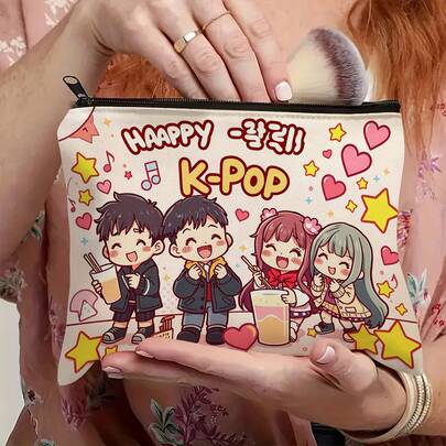 这款K-POP动漫化妆包饰有可爱的K-POP组合角色、韩式校园服饰设计、音符和爱心图案，是K-POP粉丝的收藏级配饰，也是K-POP主题礼物。