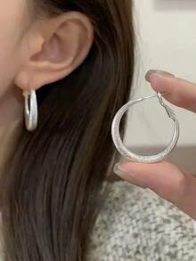 1 Đôi bông tai hình tròn cong mờ thời trang dành cho nữ, thích hợp đeo hàng ngày. - Bạc - Xem 2