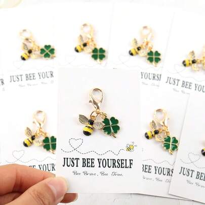 Ein Set mit 10 charmanten Bienen- und Kleeblatt-Schlüsselanhängern, begleitet von einer "SEI EINFACH DU SELBST" Grußkarte, inspiriert durch die Ermutigung von Bienen und Kleeblättern. Ein erschwingliches perfektes Geschenk geeignet für Bienentag, Erntedankfest, Abschluss, Lehrertag, Glückwünsche