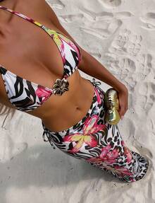 这款性感优雅的女士比基尼套装采用豹纹和热带花卉印花，胸前饰有花卉金属扣。可搭配印花连衣裙，适合春夏休闲海滩度假、泳池派对和时尚泳装穿着。 - 彩色 - 查看 3