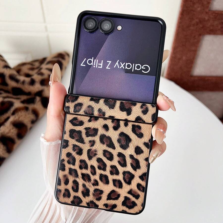 Ốp lưng điện thoại thời trang nữ họa tiết báo đốm, da PU, dạng gập, tương thích với Samsung Galaxy Z Flip 7/6/5/4, bảo vệ bản lề, nhiều màu sắc, bảo vệ toàn diện.