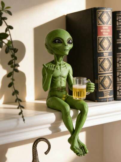 外星人喝啤酒摆件 - 趣味十足的太空主题摆件，绿色外星人手持啤酒杯。非常适合摆放在书桌或书架上，是科幻迷的完美礼物 | 独特的外星人设计 | 精湛的工艺，外星人小雕像