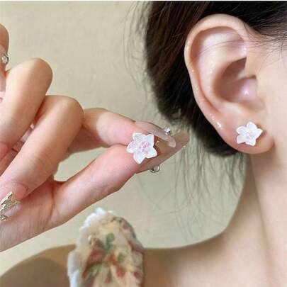 Nhỏ gọn và tinh tế, phù hợp với mọi khuôn mặt - Hoàn hảo cho việc đi làm hàng ngày, hẹn hò hoặc đi chơi.