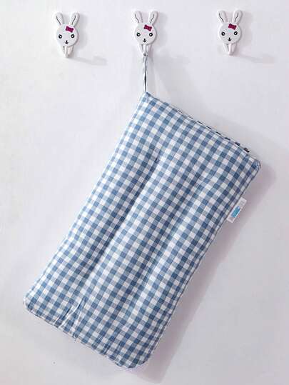 1个简约格子儿童枕头，柔软而结实，搭配精致的绗缝工艺，经久耐用且支撑性好，适合儿童房、幼儿园午睡使用，并配有晾衣钩，方便收纳。