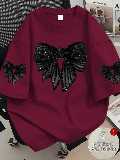 ملابس علوية نسائية بياقة مستديرة وزينة فيونكة، قطعة ملائمة للاستخدام اليومي والمناسبات العادية. ملابس علوية صيفي نسائي للموضة الشارعية، مناسب للاحتفالات بالعام الجديد، الاستخدام اليومي، الخروج، المهرجانات، الشاطئ، الحفلات، المدرسة، مهرجانات الموسيقى، العطلات، التنقل وغيرها من المناسبات. هذا القميص الصيفي بياقة مستديرة وأكمام قصيرة يمكن أن يكون هدية لأفراد العائلة والصديقات، وهو خيار مثالي للكريسماس والعام الجديد وغيرها من المناسبات العامة. ملابس علوية صيفية عادية، ملابس علوية ربيعية، إطلالة صيفية نسائية