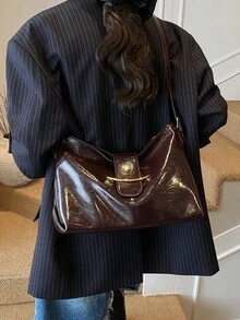 这款时尚精致的女士单肩包采用优质、耐用、防水、防刮的PU材质，搭配精致的金属配件，风格优雅复古，适合日常通勤、旅行等各种场合，可容纳中等大小的物品。 - 咖啡棕 - 查看 5