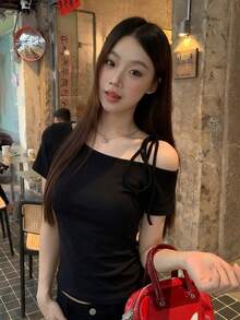 Áo thun tay ngắn hai dây kiểu Mỹ gợi cảm, áo croptop ôm sát thắt nơ phía trước dành cho mùa hè. - màu đen - Xem 1