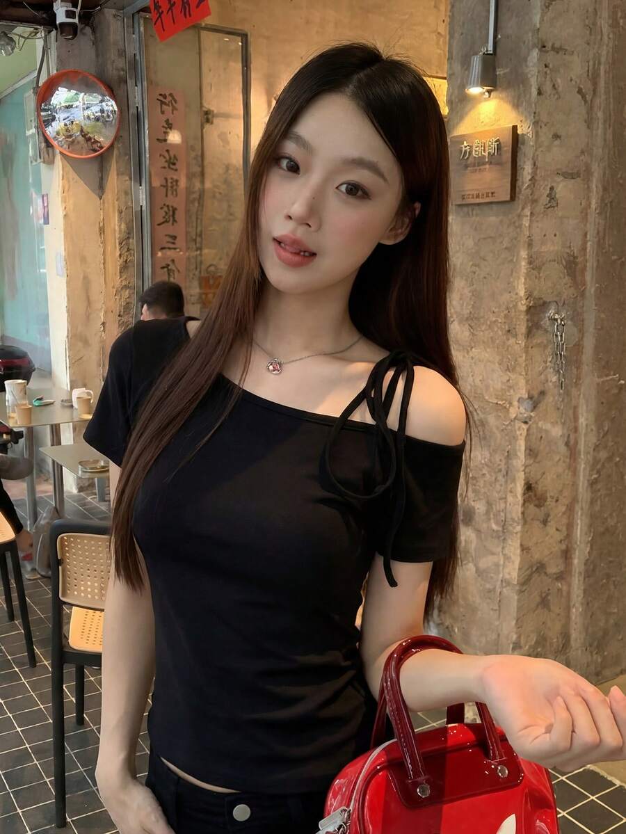 Áo thun tay ngắn hai dây kiểu Mỹ gợi cảm, áo croptop ôm sát thắt nơ phía trước dành cho mùa hè. - màu đen - Xem 1