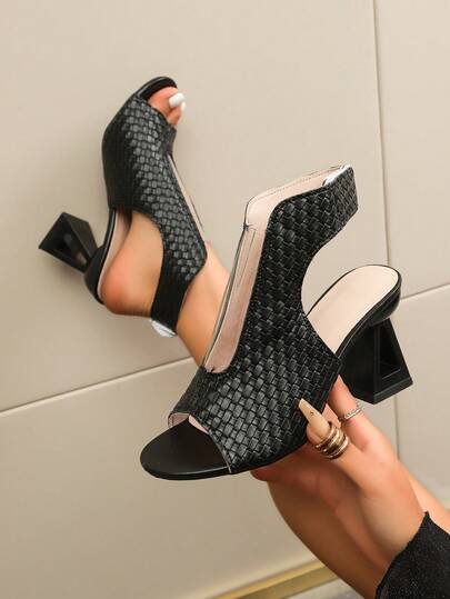 صنادل نسائية ذات كعب عالي مفتوحة من الأمام بتصميم مثلث غير متماثل منسوجة بشكل مجوف، أنيقة وفاخرة مناسبة للاستخدام اليومي والخروجات والحفلات والتسوق - صنادل ذهبية مفتوحة من الأمام بتصميم مثلث غير متماثل منسوجة بشكل مجوف، صنادل سوداء مفتوحة من الأمام بتصميم مثلث غير متماثل منسوجة بشكل مجوف، صنادل فضية مفتوحة من الأمام بتصميم مثلث غير متماثل منسوجة بشكل مجوف، صنادل بيضاء مفتوحة من الأمام بتصميم مثلث غير متماثل منسوجة بشكل مجوف