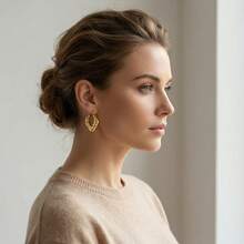 Pendientes cuadrados con un diseño geométrico simple y elegante en oro, que es sustancial y adecuado para que las mujeres los usen a diario - Pendientes - Ver 9