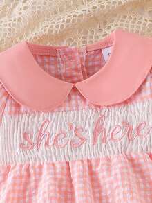 1 Stück Neugeborenen Baby (Mädchen) süßer Romper-Kleid mit Peter-Pan-Kragen, besticktem Karomuster und Kurzarm, leicht für den Sommer - Pink - Übersicht 3