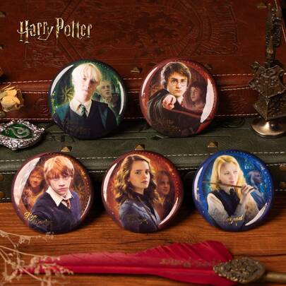 Harry Potter 1枚奇幻系列徽章，热门魔法巫师特征徽章，哈利、罗恩、赫敏、马尔福、卢娜电影人物金属徽章，可用于服装、包袋装饰，办公用品，学习用品，粉丝周边，青少年万圣节圣诞节礼物，返校季礼物 [官方授权]
