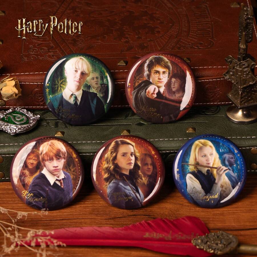 Harry Potter 1枚魔法系列徽章，以热门巫师角色为特色，哈利、罗恩、赫敏、马尔福、卢娜电影角色金属徽章，适用于服装、包袋、办公用品、学习用品、粉丝周边产品，是万圣节、圣诞节、返校季送给青少年的理想礼物。[官方授权] - 彩色 - 查看 1