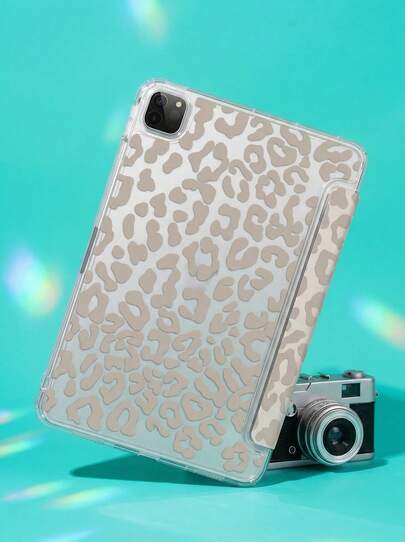 这款精美可爱的豹纹双面亚克力透明后盖具有防震功能，适用于第7代、第8代（10.2英寸）和第10代iPad。它内置笔槽，并支持睡眠/唤醒功能。是节日和新年礼物的理想之选。