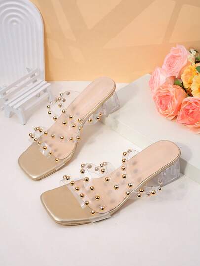 Dép lê trong suốt mùa hè mới dành cho nữ, trang trí đinh tán vàng, mũi vuông, gót dày, chất liệu PVC thoáng khí chống trơn trượt, kiểu dáng ôm sát, phụ kiện thời trang thiết yếu cho sinh viên.