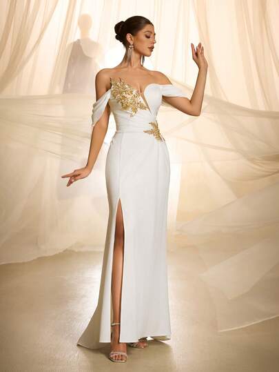 惊艳的白色正式晚礼服，采用无肩带露肩设计，饰以金色装饰，并带有高开衩，适合特殊场合。
