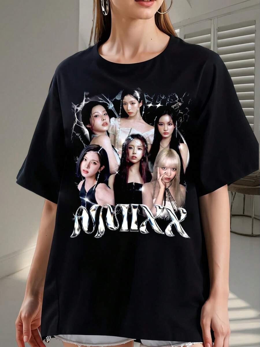 Nmixx Y2K T-Shirt, Nmixx KPOP T-Shirt, Nmixx Merchandise, NMIXX First World Tour T-Shirt, Nmixx 2204 Printed T-Shirt Featuring Lily, Haewon, Jinni, Sullyoon, Jiwoo, And Kyujin - Made Of Pure Cotton, It's Soft And Breathable, Suitable For Both Men And Women. It's A Casual Shirt Suitable For All Seasons And A Stylish Souvenir. It's Perfect For Everyday Wear, Streetwear Enthusiasts, And Music Lovers. - 黑色 - 查看 1