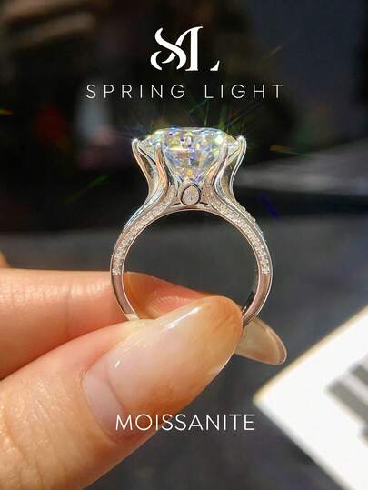 1枚精美时尚皇冠圆形10克拉D色莫桑石S925纯银结婚戒指，适合作为订婚礼物、周年纪念礼物送给妻子/女友、新娘首饰。