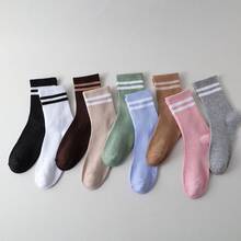 5雙女款素色條紋時尚中筒襪，顏色包括黑色、白色、灰色、粉紅色和棕色。這些條紋襪舒適且休閒，適合日常穿著、旅行、上學以及搭配裙子。 - 彩色 - 查看 8