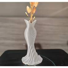 1个现代简约白色塑料花瓶，雕塑感十足的扭曲垂褶装饰，适用于干花和仿真花，可作餐桌中心摆饰的花瓶，可插入试管内衬（不包含试管内衬）。 - 多色 - 查看 6