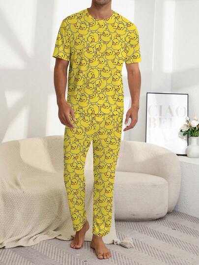 Bộ đồ ngủ nam thoải mái, giản dị, gồm áo tay ngắn cổ tròn và quần in hình vịt hoạt hình, thích hợp cho mùa hè.