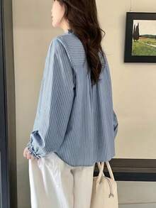 优雅女士梭织长袖衬衫，蓝色条纹，配时尚荷叶边领和前襟纽扣，春季款 - 藍白色 - 查看 3