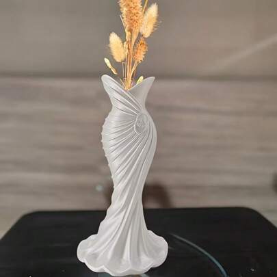 1个优雅正式花瓶，设计精美，风格雅致。可用于放置便签、鲜花和其他花卉装饰品。采用优质材料制成。适用于家居、客厅、卧室和床头柜等场所。