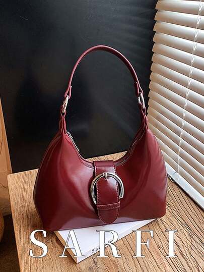 现代高端简约女士单肩包，饰以五金配件；时尚小众褶皱设计单肩/腋下包；新款秋冬咖啡色可调节肩带手提包，适合大学生日常购物，轻便大容量，通勤必备。