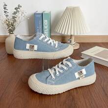 Tenis de mujer casuales con suela gruesa y plataforma, zapatos para mujer de lona transpirable y resistente. Tenis de mujer con ajuste de cordones frontales y detalle de bordes deshilachados estilo vintage. Calzado deportivo cómodo, ligero y suave con suela antideslizante y excelente amortiguación. Diseño urbano de moda juvenil ideal para caminar con máximo confort, calzado ergonómico y versátil para uso diario. - Azul - Ver 2